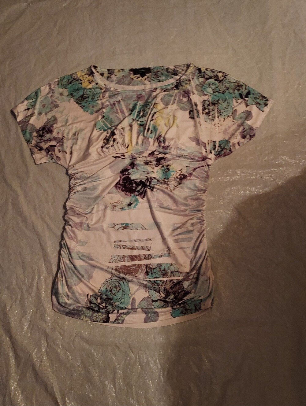 Floral Ruched Short-Sleeve Tee in White and Teal